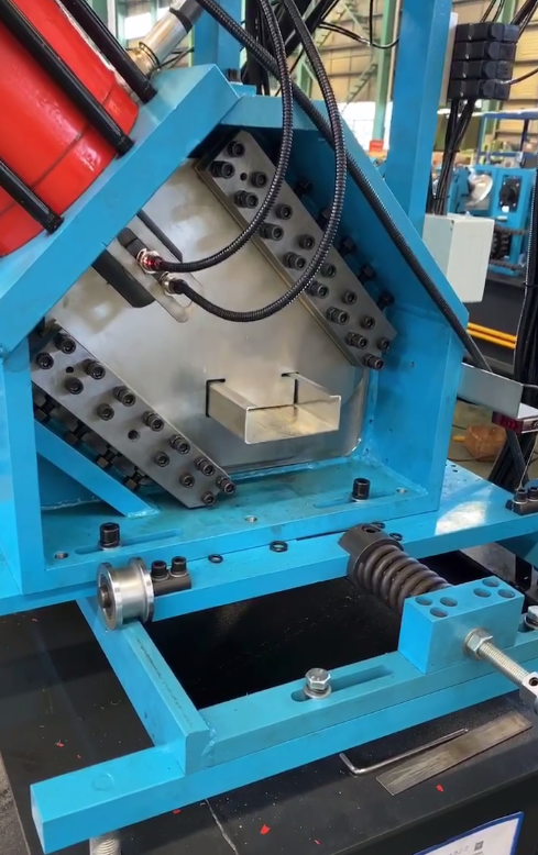 Macchina con staffa di montaggio solare (C70-200)